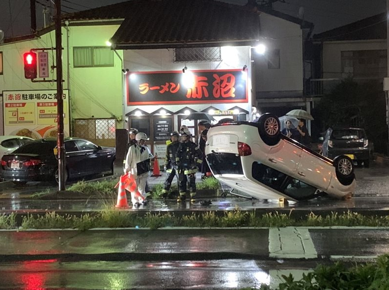 車が横転、男性がけが　群馬・高崎市の県道