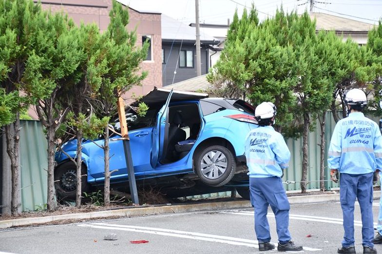 フェンスに車突っ込む　群馬・前橋市のスーパー駐車場　運転手が軽傷