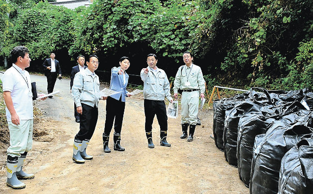 台風で土砂流出、廃線敷きが被災　早期復旧へ要望書提出へ　小渕議員が現場視察、群馬森林管理署などに　群馬・安中市