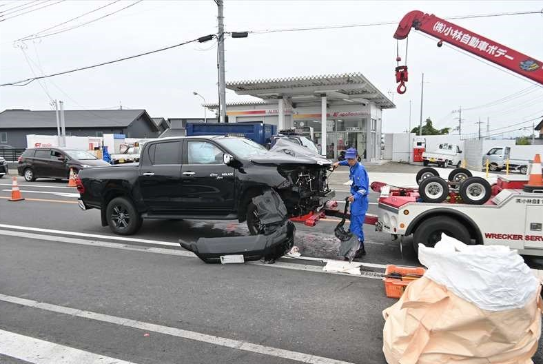 車が信号機に衝突しなぎ倒す　群馬・前橋市　4時間にわたり県道が車線規制