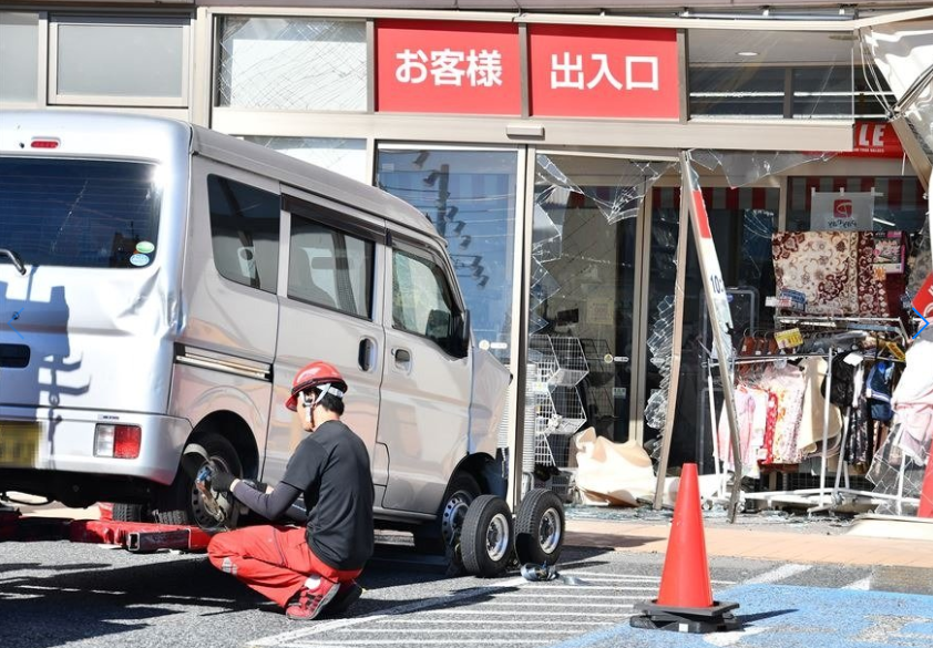 衣料雑貨店に車が突っ込む　開店前、けが人なし　群馬・前橋市