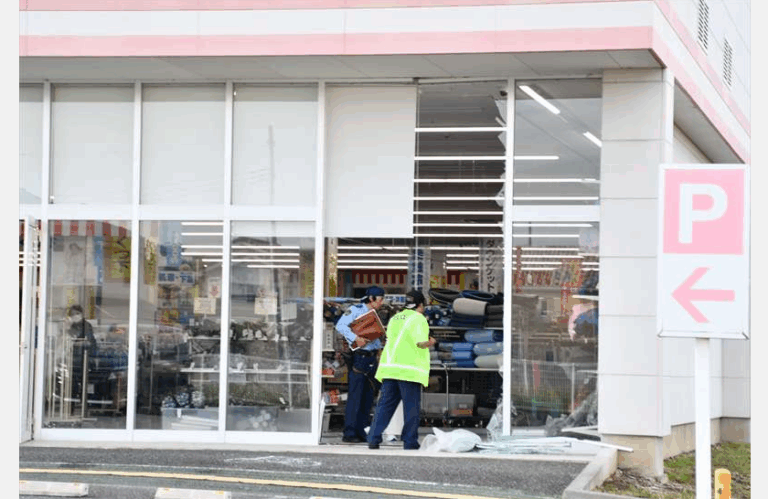 衣料品店に車突っ込む　店内にいた女性が重傷　群馬・高崎市