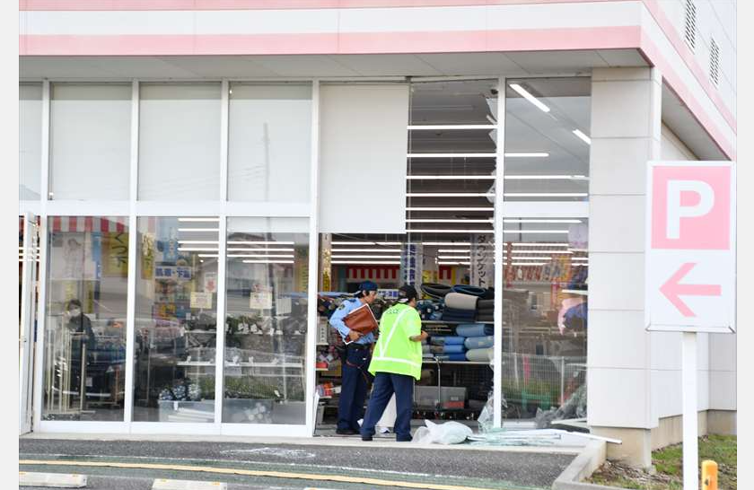 衣料品店に車突っ込む　店内にいた女性が重傷　群馬・高崎市